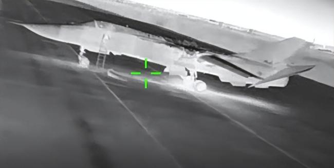 乌无人机击中俄罗斯一架苏-24战机