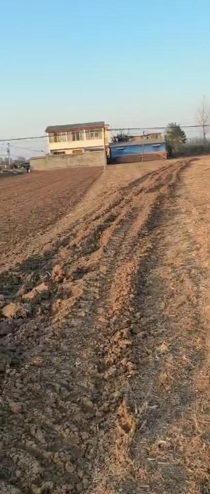 镇政府回应村民耕地遭施工碾压