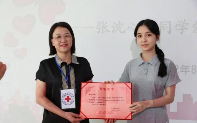 清华高颜值美女学霸走红