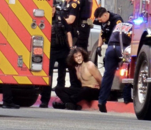 枪击疑犯被警方拘捕。 Ｘ@SarahisCensored