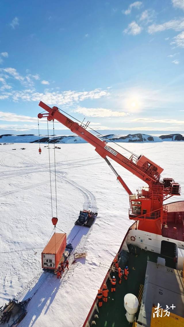 “雪龙2”号抵达距离中山站12公里的预定卸货地点，开启卸货作业。