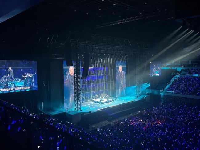 张学友成都演唱会表演劈叉