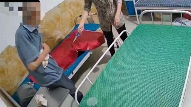 托老所回应护工用剪刀扎老人