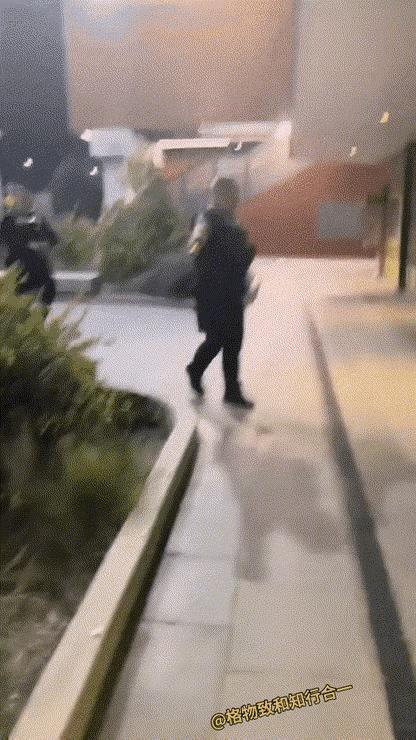 留学生在国外砸玻璃被警察用枪指