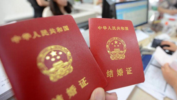 内地拟修婚姻登记制度，结婚、离婚都不必再拿户口簿。