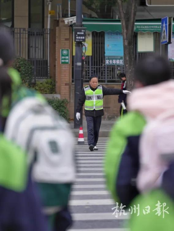 杭州一校长每天“失联”1小时 护岗34年的坚守