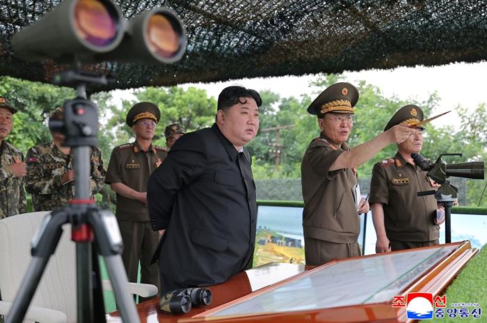 金正恩观摩火炮射击训练比赛 金正恩观摩火炮射击训练比赛