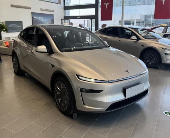 到店体验特斯拉Model Y L