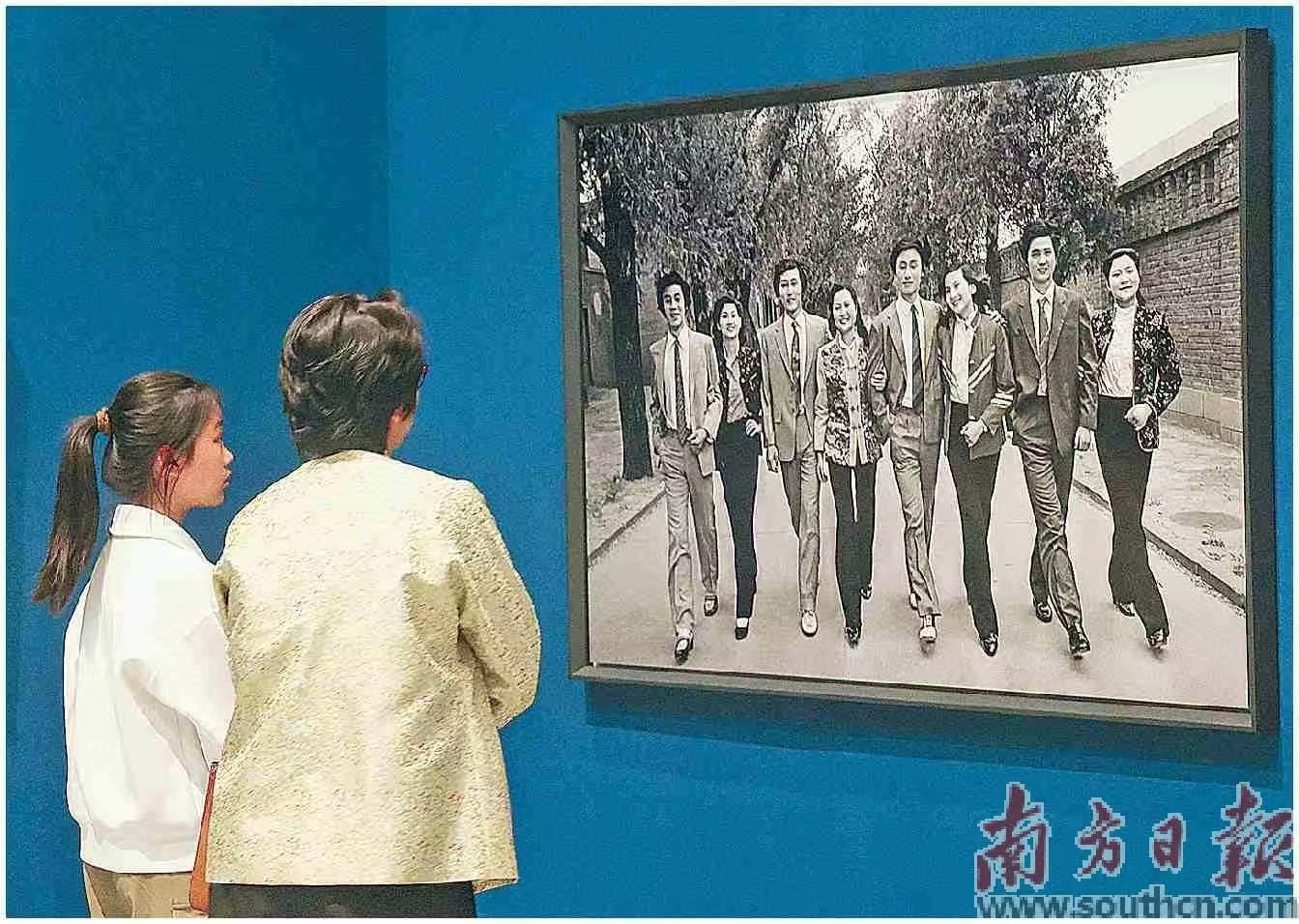 摄影展《刘香成：镜头·时代·人》开幕，图为嘉宾参观展览。南方日报记者 朱洪波 摄