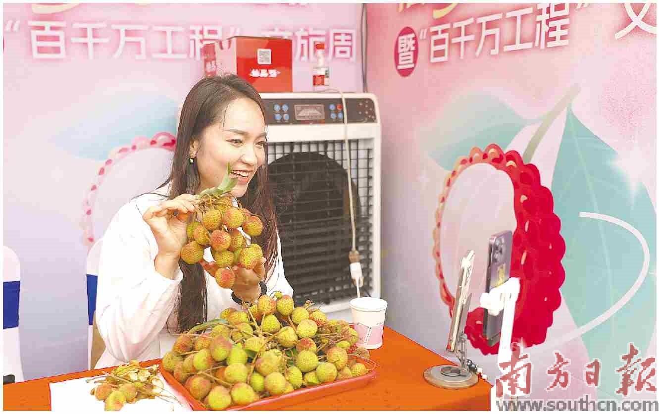 网络达人在活动现场直播带货。南方日报见习记者 吴东俊 摄