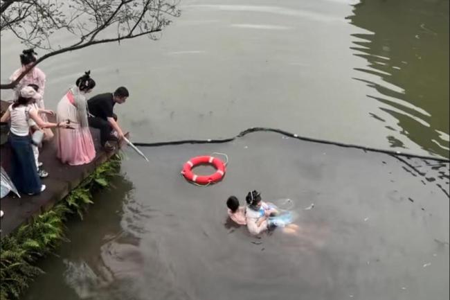 官方回应游客掉入李庄古镇月映荷池