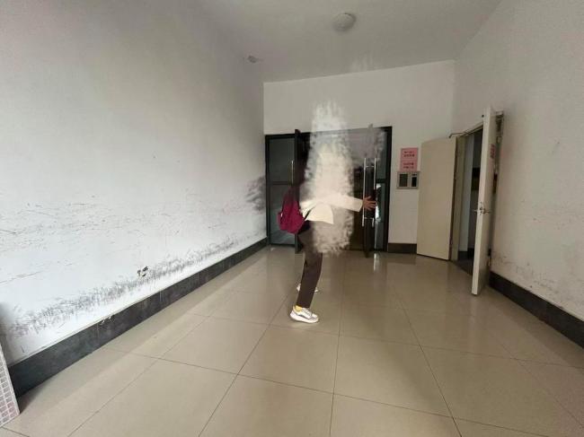 男童疑被单元停放的三轮撞后身亡