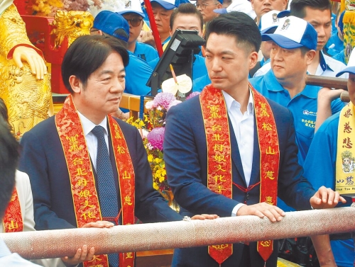 赖清德总统(左)与台北市长蒋万安(右),19日出席松山慈惠堂遶境活动,两人同场互动冷冰冰。(赵双杰摄) 赖清德总统(左)与台北市长蒋万安(右),19日出席松山慈惠堂遶境活动,两人同场互动冷冰冰。(赵双杰摄)
