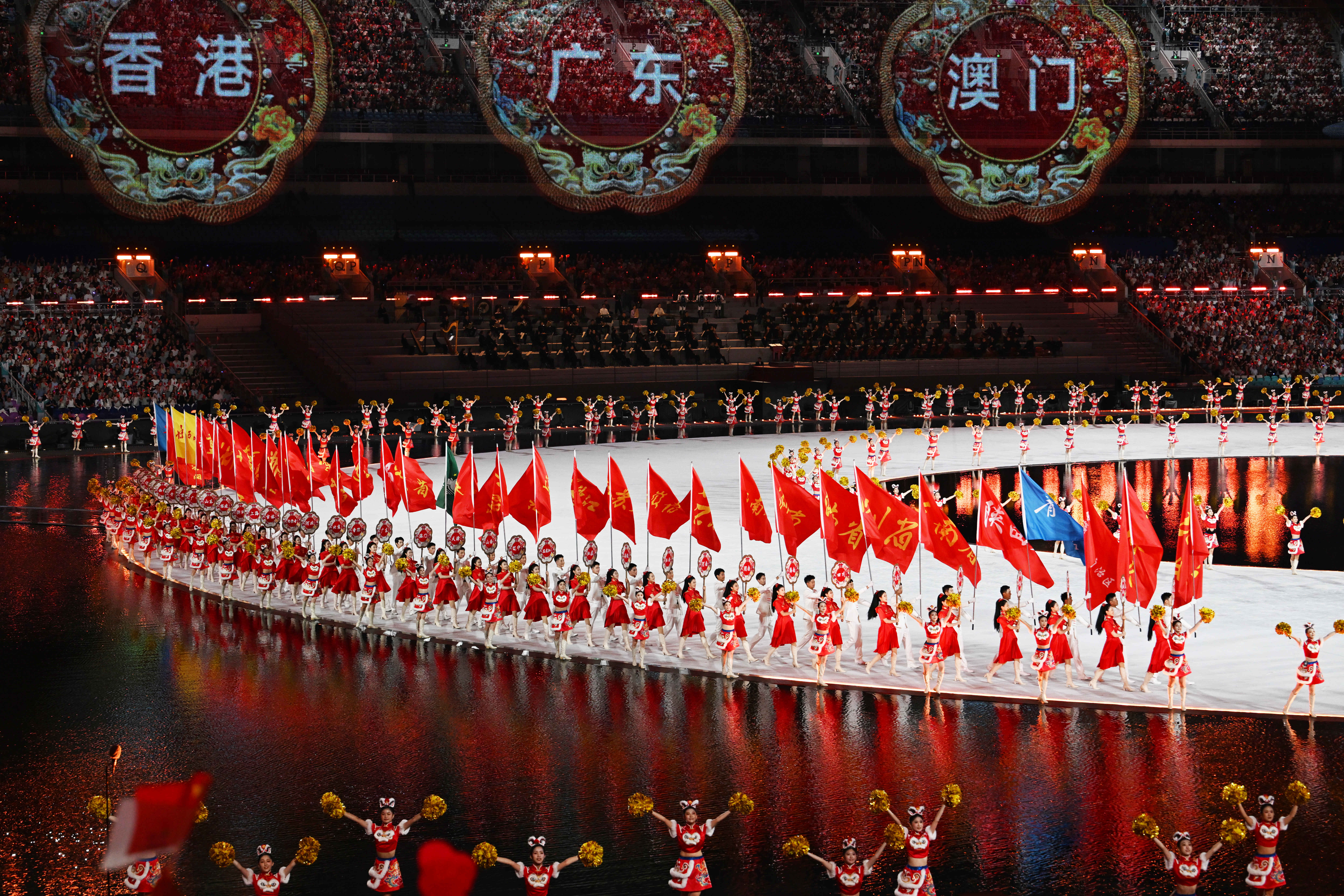 11月9日晚，广东奥林匹克体育中心的夜空被第十五届全运会开幕式点亮。