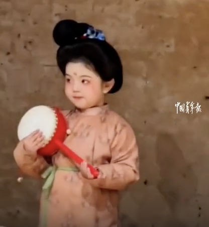 4岁萌娃神还原唐代小仕女