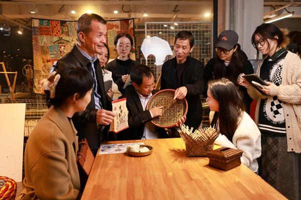 非遗“老手艺”碰撞高校“新活力”|文化中国行