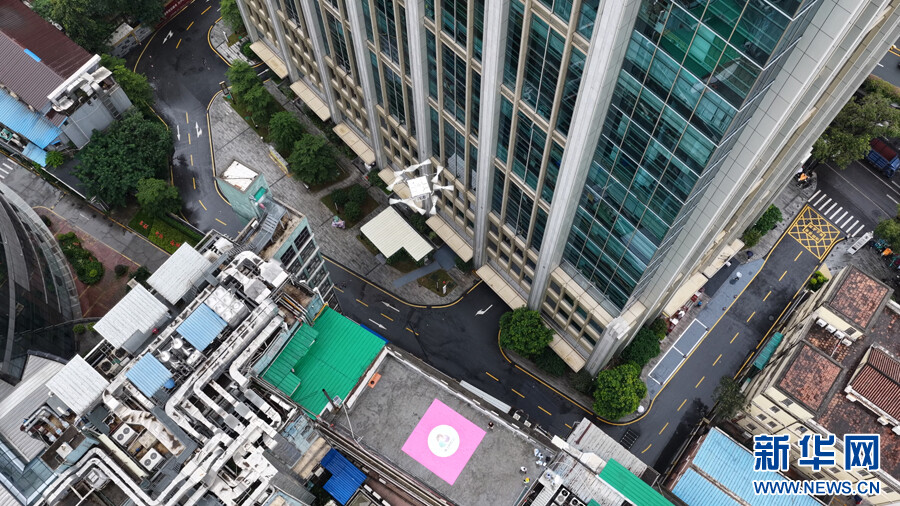 一架搭载医疗急救物资的无人机在广州医科大学附属第一医院大坦沙院区起飞。新华网发（十五运会和残特奥会广州赛区执委会 供图）