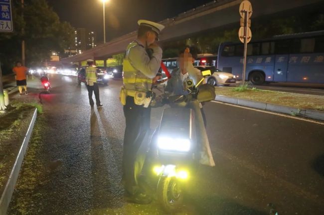 电动自行车“亮瞎眼” 北京交警：扣车最高罚1000