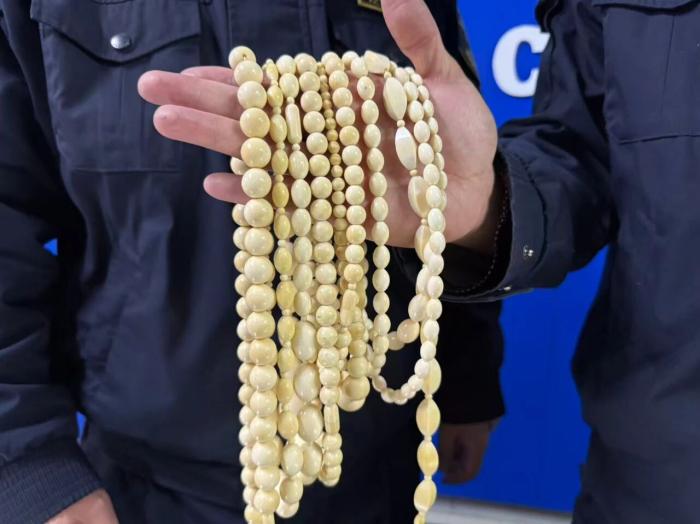 青岛海关查获象牙制品共计858克