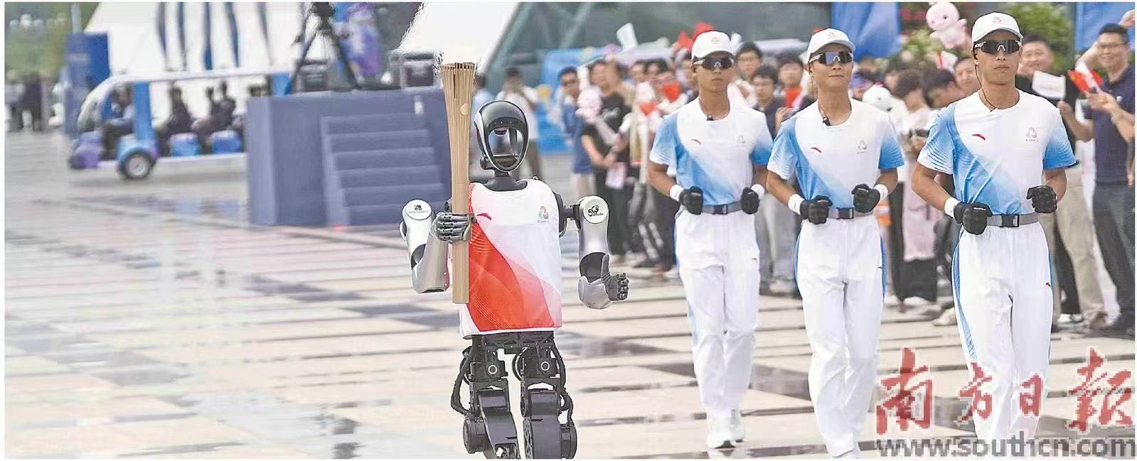 十五运会深圳站火炬传递活动现场，人形机器人“夸父”作为“0号”火炬手传递火炬。南方日报记者 张令 摄