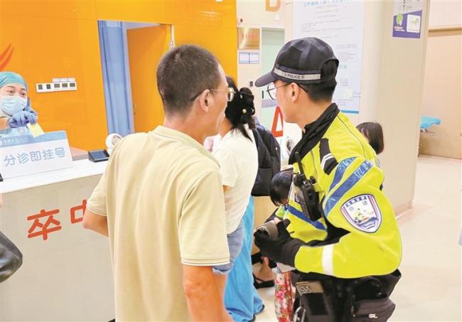 孩子受伤 交警开辟生命通道
