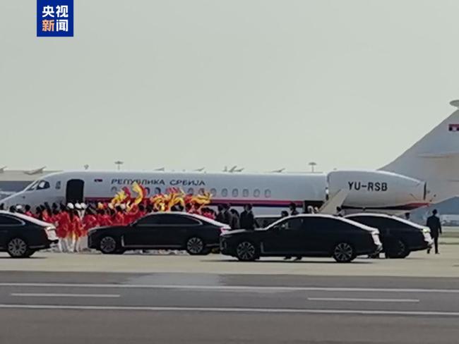 塞尔维亚总统武契奇抵京