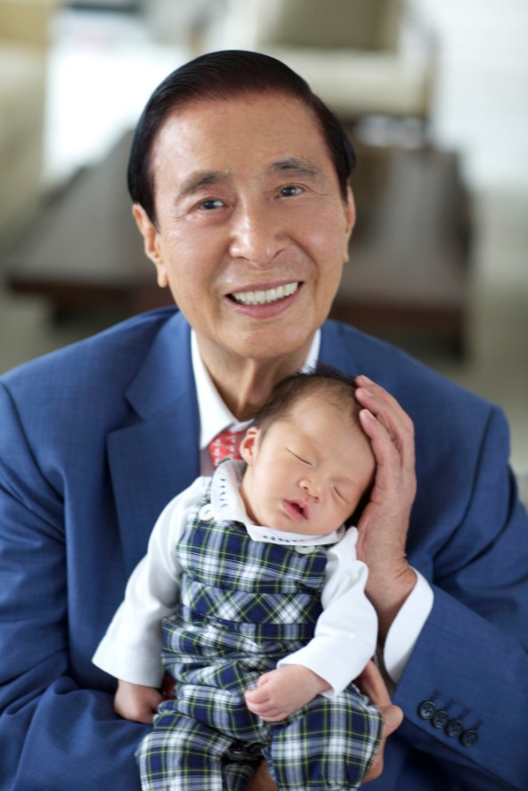 李兆基手抱男孙李建熹。 李兆基手抱男孙李建熹。