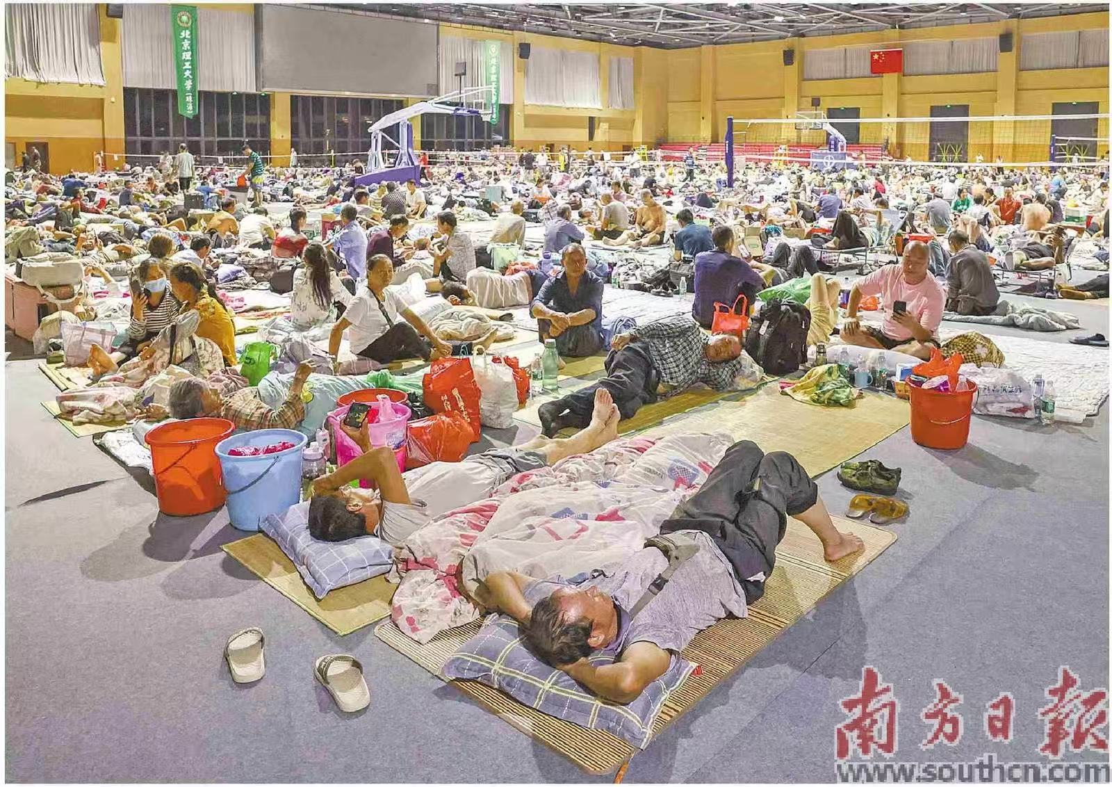  珠海已迅速开放应急避难场所。图为北京理工大学（珠海）的体育馆内，安置于此的约2000名建筑工友正在休息。南方日报记者 郑新洽 董天健 摄