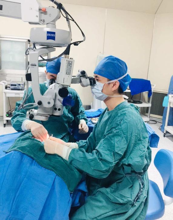 男子拆包裹时被细刺扎入眼球