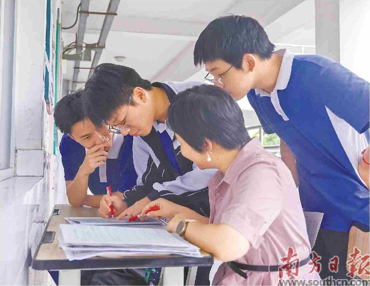 全国高考进入倒计时。4日，深圳市坪山高级中学的高三学子在备考。 南方日报记者 朱洪波 摄