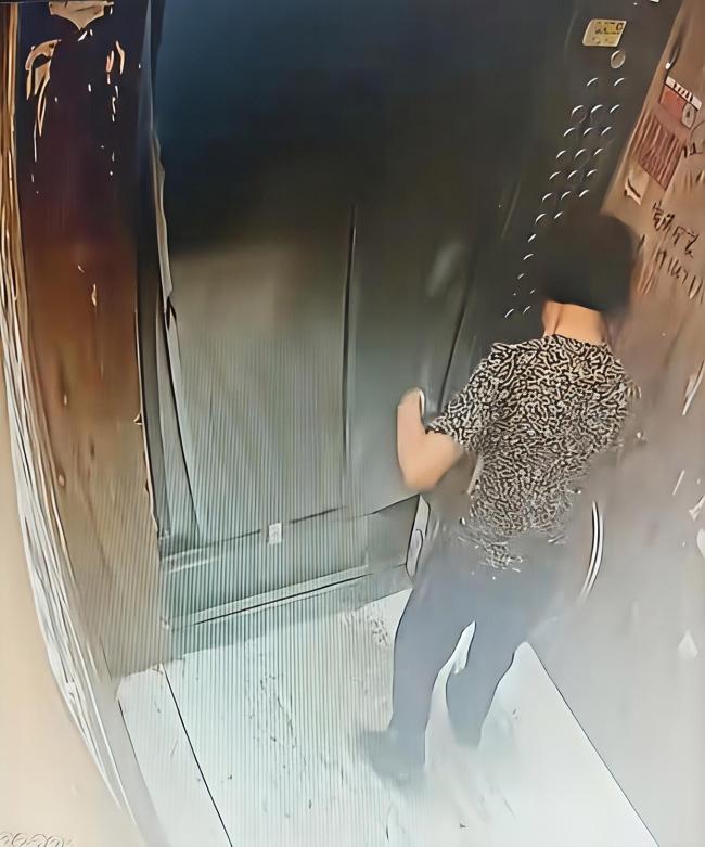大妈用厨具拦电梯 门瞬间被崩坏