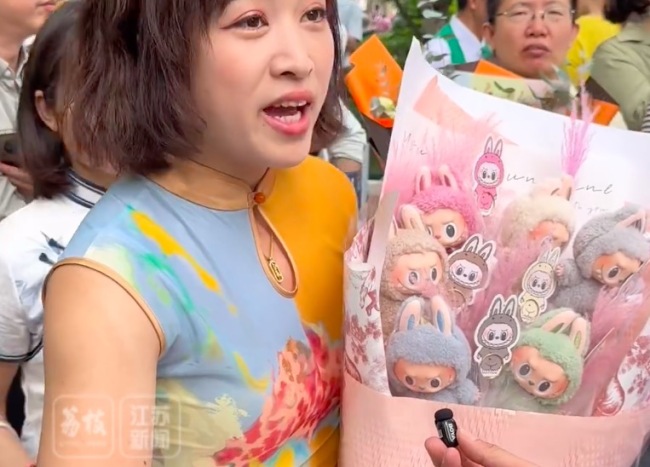 妈妈带顶流labubu花束接高考女儿：希望她成为自己想成为的人