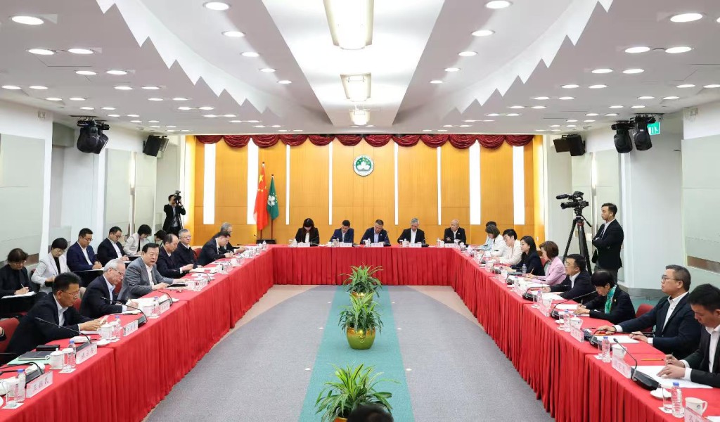 夏宝龙下午在澳门特区政府总部与爱国爱澳社团代表座谈。 夏宝龙下午在澳门特区政府总部与爱国爱澳社团代表座谈。