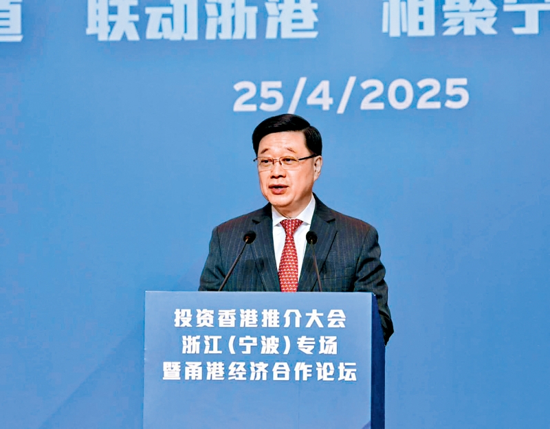 李家超表示,内地企业可利用香港这个国际贸易中心“走出去”新兴市场,突破美国和西方国家对东方的围堵。 李家超表示,内地企业可利用香港这个国际贸易中心“走出去”新兴市场,突破美国和西方国家对东方的围堵。
