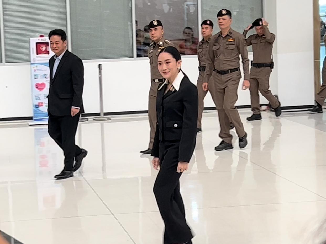 △泰国被停职总理佩通坦抵达泰国宪法法院。