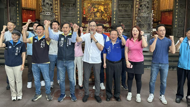 国民党主席朱立伦22日赴新北市板桥埔墘福德宫出席反恶罢、“战独裁”街讲