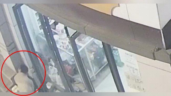 快递拆出8万现金 监控记录奇怪一幕