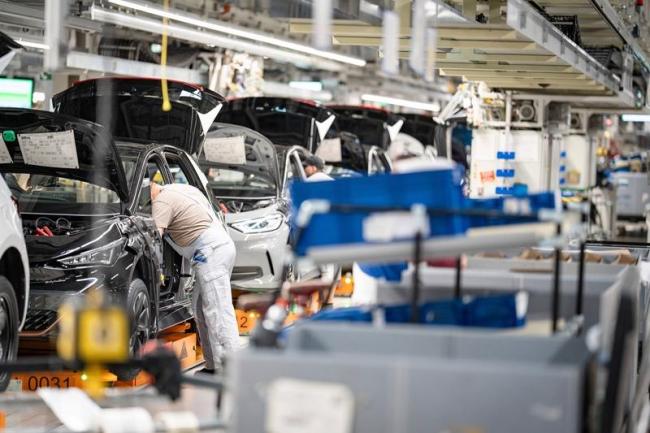 全球车企四处找芯片