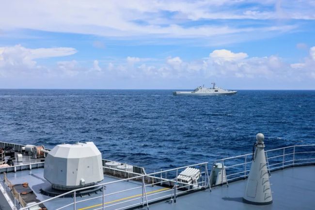 南海某海域，展开海上多课目训练