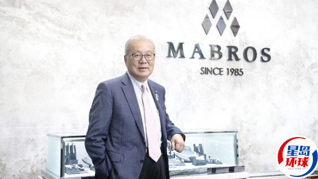 利兴钻石集团行政总裁马墉宜指，1985年成立的万宝廊珠宝（Mabros Jewellery），是集团首个零售品牌。