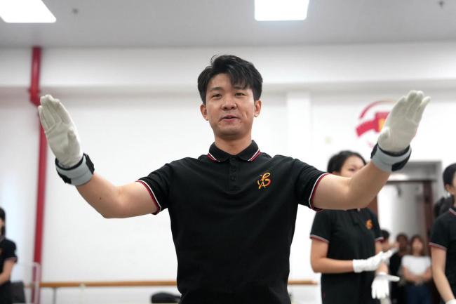 退役大学生士兵圆了指挥梦
