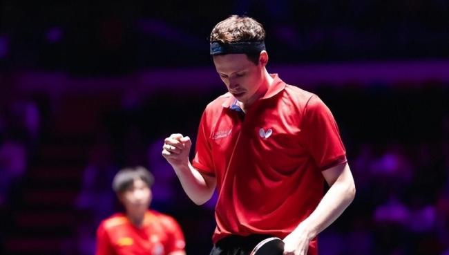 王楚钦倒地暴冲失败，朝着自己屁股就是一巴掌，花式整活结果球没上桌