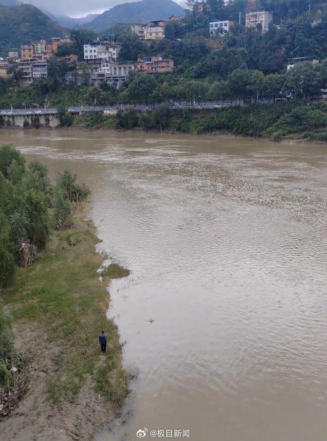 安康一新郎在结婚当天跳河,酒店称确有一场婚礼临时取消 当地:正全力搜救