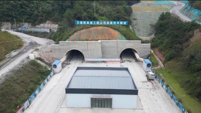 湖南零道等多条高速有新进展 隧道贯通桥梁架设稳步推进