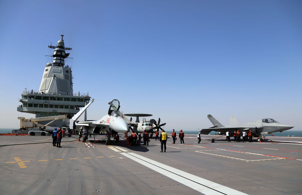 歼-15T、歼-35和空警-600三型舰载机列阵福建舰飞行甲板(资料照片)。新华社发(李唐 摄)