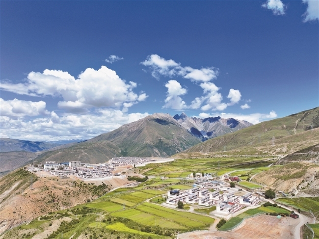 图为航拍的山南市曲松县罗布莎镇罗布莎村。记者 孙开远 摄