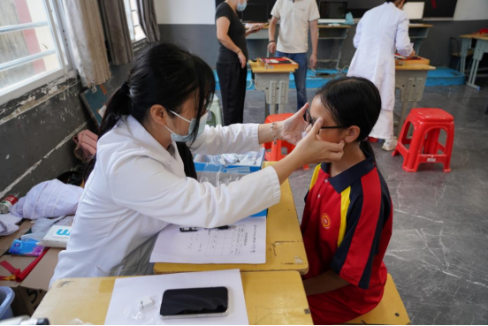 中山眼科中心医疗队为贵州台江中学生赠送眼镜。通讯员供图