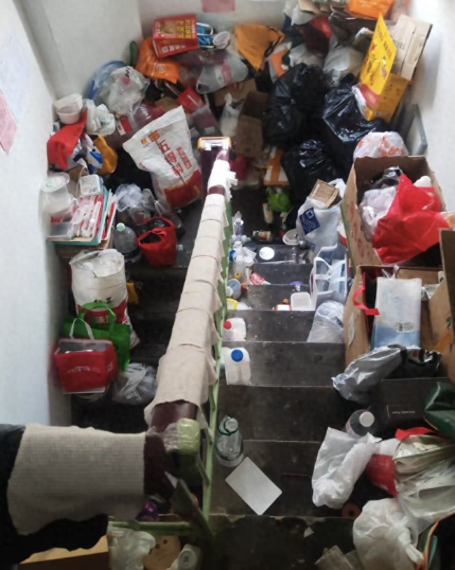 北京一女子捡废品熏走邻居