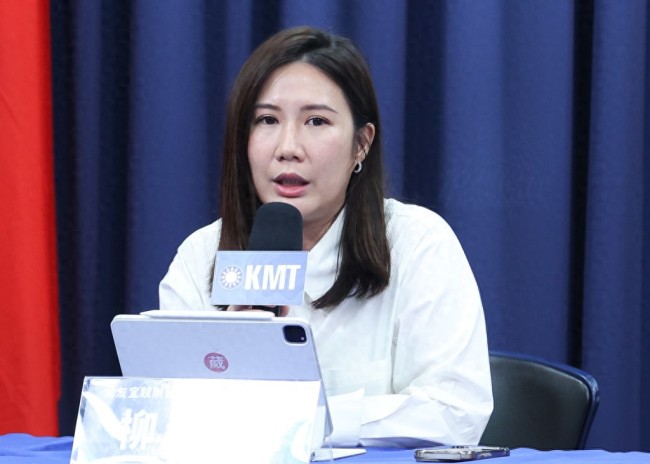 蓝营女议员质问民进党元老