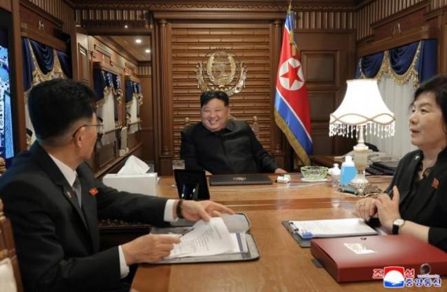 朝方公开金正恩回程车内照片